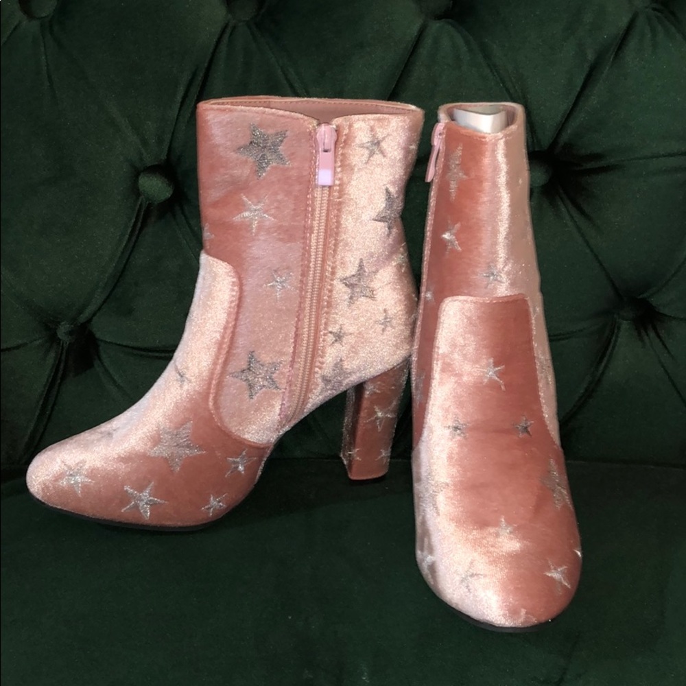 Light pink star booties